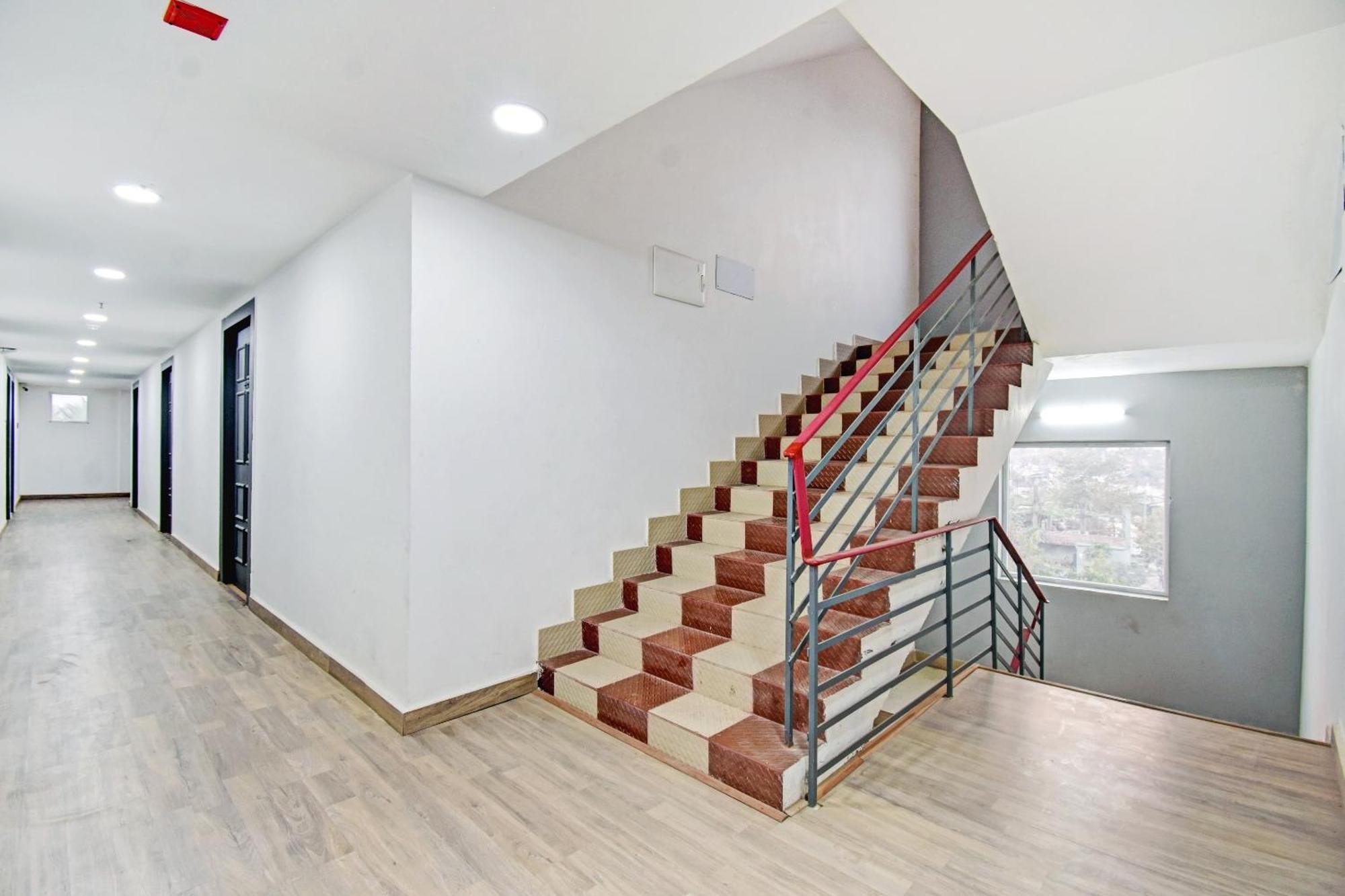 Hotel Super Townhouse The Royal Retreat Garui Esterno foto