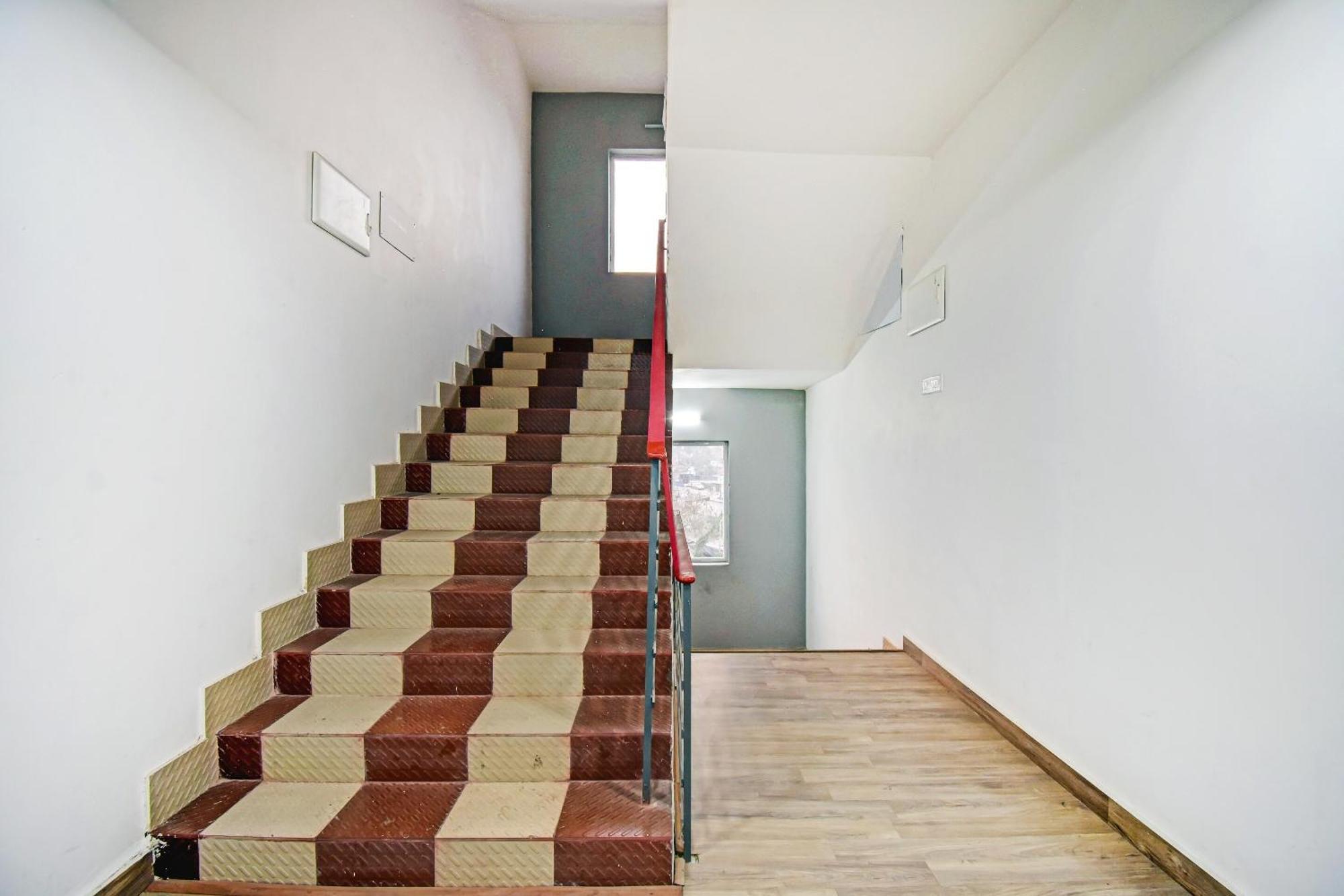 Hotel Super Townhouse The Royal Retreat Garui Esterno foto